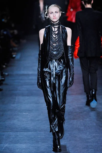 Look 28